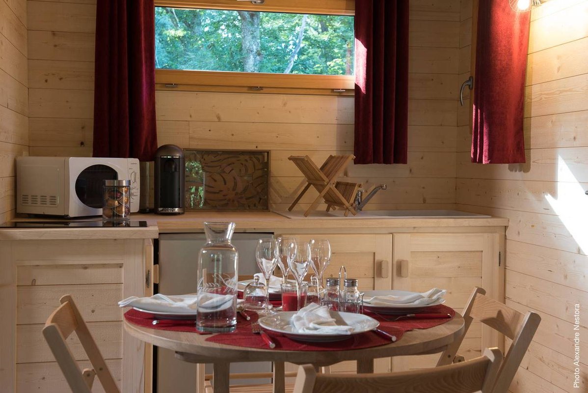 petit-déjeuner à l'intérieur-cabane dans les arbres-séjour insolite en famille-centre-abracadaroom