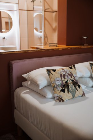 Hébergement AbracadaRoom : Suite Opale Rose – Chambre avec baignoire îlot & lumière naturelle – Maison Balmelle - Image 3