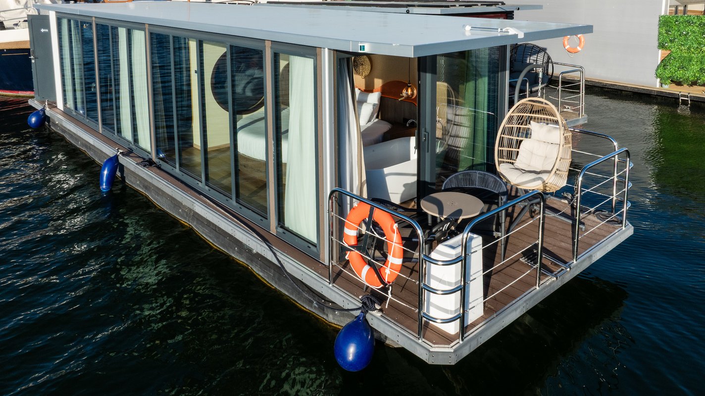 Suite flottante Panoramique Lit rond Balnéo Sauna à Saint-Martin-La-Garenne (17)