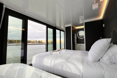 Suite flottante Panoramique Lit king-size Balnéo à Saint-Martin-La-Garenne (4)