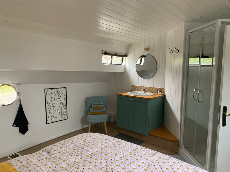Hébergement AbracadaRoom : Péniche GEMJO - La Cabine Verte (Lit Double) - Image 2