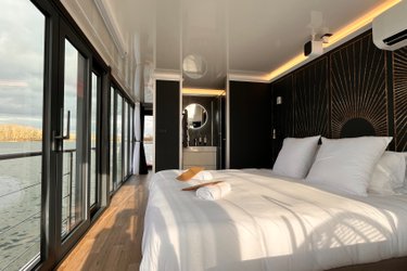 Suite flottante Panoramique Lit king-size Balnéo à Saint-Martin-La-Garenne (2)