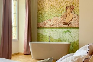 Suite Opale Rose – Chambre avec baignoire îlot & lumière naturelle – Maison Balmelle