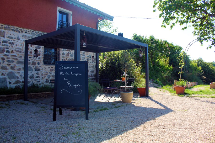 Domaine AbracadaRoom : Nuit de légende en Beaujolais - Image 1