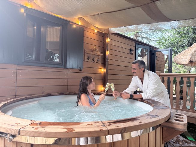 Hébergement AbracadaRoom : La roulotte dorée & bain nordique privatif - Image 2
