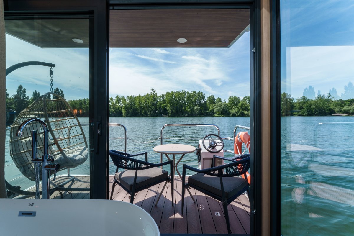Suite flottante Panoramique Lit rond Balnéo Sauna à Saint-Martin-La-Garenne (5)