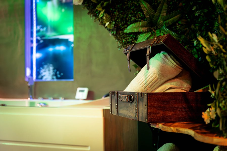 Hébergement AbracadaRoom : La Forêt Enchantée - Love Room à thème - Jacuzzi - Image 4