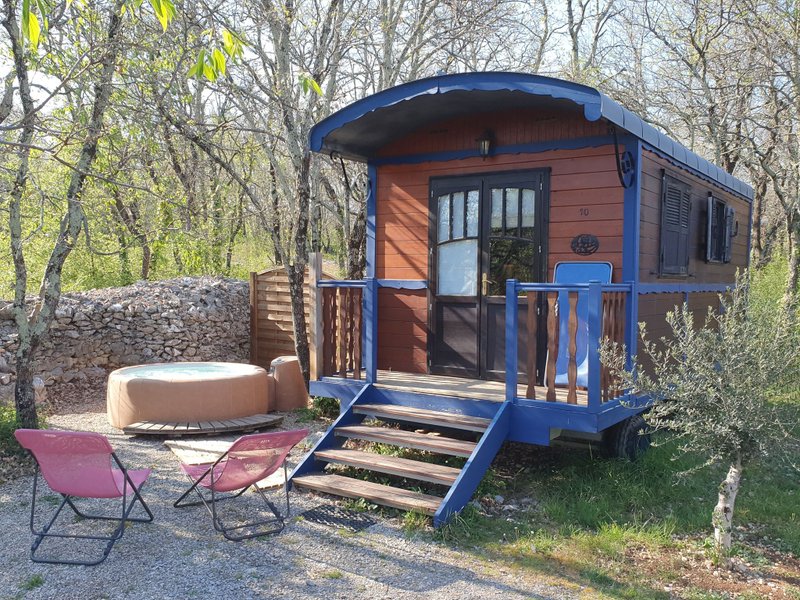 Hébergement AbracadaRoom : Roulotte gîte Nuit d'Amour & SPA - Image 1