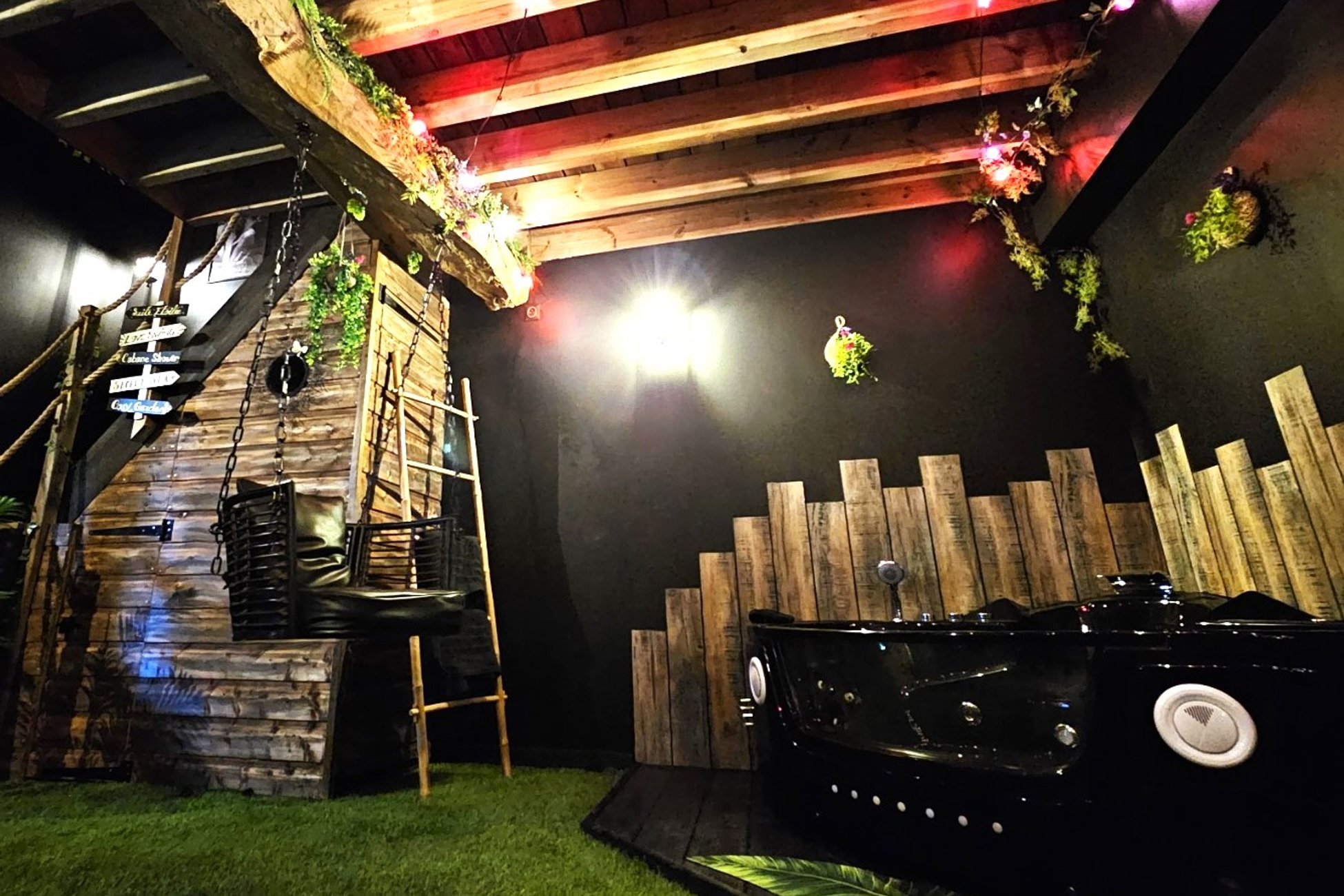 Hébergement UnicStay : Secret love garden loveroom n'spa à Soleymieu