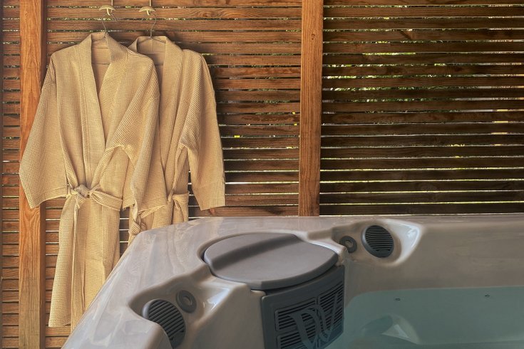 Hébergement AbracadaRoom : Suite Opale Rose – Chambre avec baignoire îlot & lumière naturelle – Maison Balmelle - Image 10