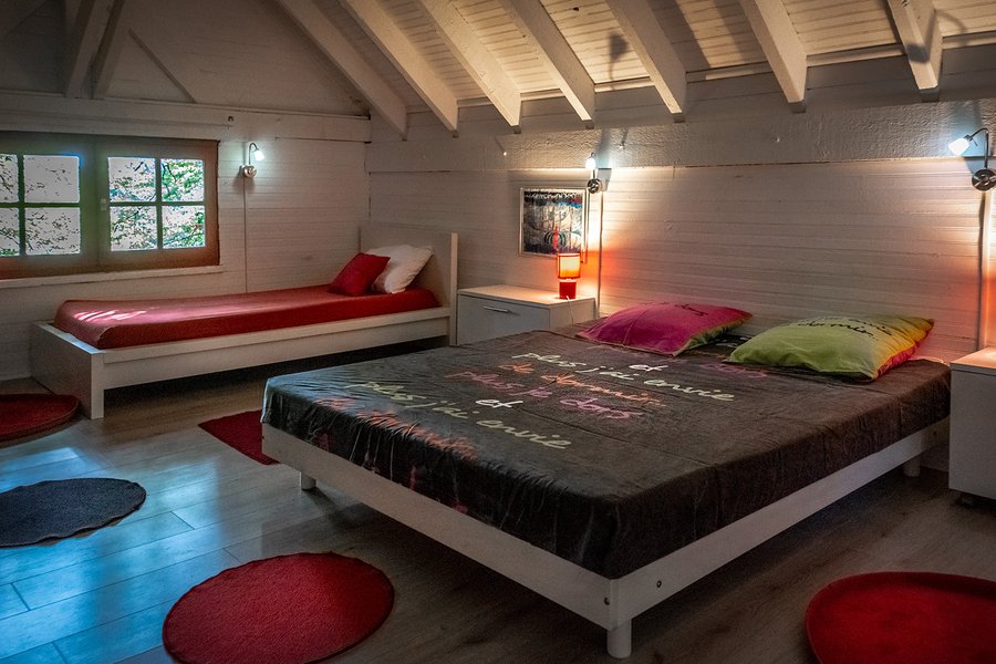 Hébergement AbracadaRoom : Chalet duplex dans village d'art singulier - Image 9