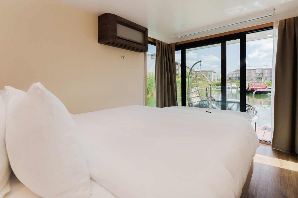 Suite flottante Supérieure Lit king-size Balnéo Sauna à L'isle Adam (3)