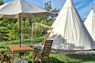 Tipi nature, coucher de soleil et petit-déjeuner