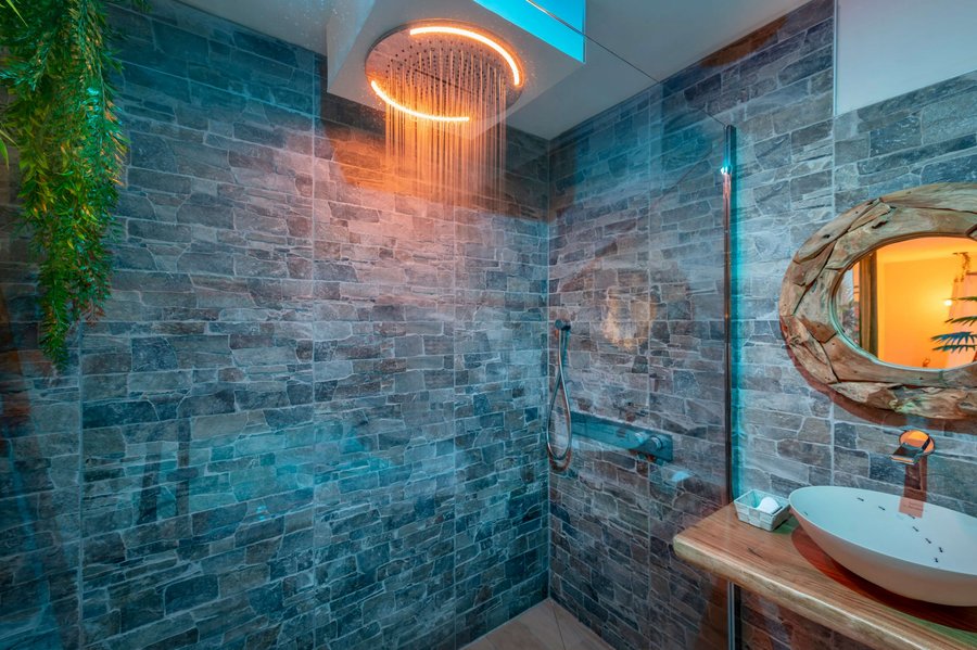 Hébergement AbracadaRoom : Suite Romantique lost paradise  avec spa, sauna et douche bien être - Image 3