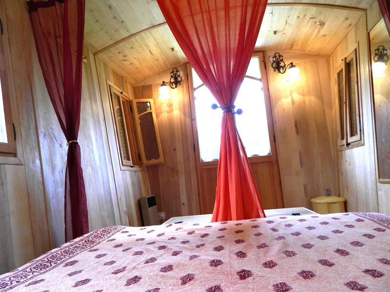 Hébergement AbracadaRoom : Roulotte tzigane - Image 9