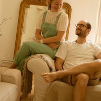 Originaires de Rhône Alpes, nous avons goûté avec plaisir au tourbillon de la vie parisienne pour nos carrières respectives dans la communication et l’hôtellerie durant plusieurs années. Peu à peu ce besoin d’air et d’espace, de calme et de verdure a commencé à se manifester. Nous avons donc pris le temps d’inventer ce projet qui nous rapprocherait de la nature et nous reconnecterait aux autres, un changement de vie en douceur.C’est donc décidé, retour aux sources programmé pour créer notre adresse, un havre de paix en pleine nature,&nbsp; auquel nous avons ajouté notre signature : de délicats détails pour sublimer le cachet de l’ancien.Pourquoi la Bourgogne du Sud? Venez nous voir, nous parlerons vins, gastronomie, balades et randonnées, visites culturelles. Nous rencontrons constamment de nombreux partenaires locaux pour vous offrir de belles découvertes.&nbsp;Une touche de vert… Ici nous vous accueillons en respectant au mieux l’environnement que nous avons choisi. Produits locaux, bios &amp; faits maison dans votre assiette, potager bio, literie Bourguignonne, linge français en coton bio, des écrans aux abonnés absents, meubles et décoration chinés dans les villages environnants, tri des déchets &amp; compostage vers le zéro gaspillage, produits d’entretiens écologiques notamment. Nous sommes convaincus que le tourisme peut être responsable et agréable et vous invitons à en faire l’expérience.&nbsp;Bienvenue&nbsp;!Laura, Augustin &amp; Emeric