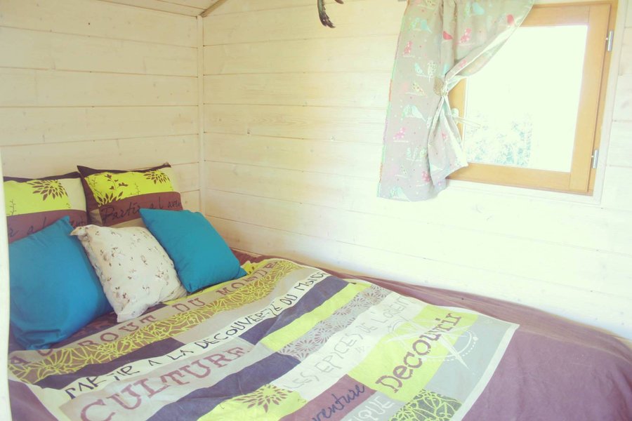 lit_principal_roulotte_verte_roulotte_yguaris