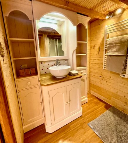 Hébergement AbracadaRoom : Terrasse sur l’eau, gîte en châtaignier - Image 8
