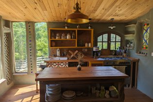 Maison organique à la mauvaise herbe