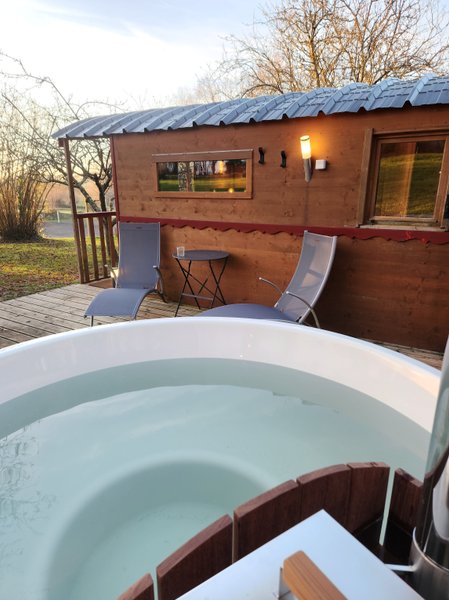 Hébergement AbracadaRoom : roulotte avec jaccuzi privé - Image 3