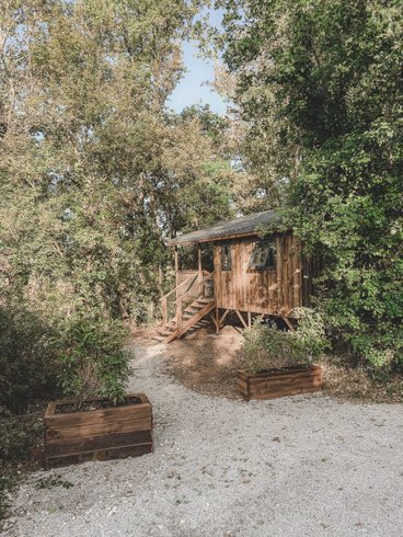Hébergement AbracadaRoom : Cabane Auròra - Lodge sur pilotis au cœur de la nature, calme & bien-être, réservé aux adultes • linge & ménage inclus • climatisation réversible • kitchenette équipée - Image 14