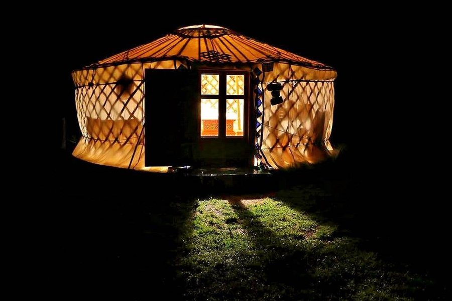 Hébergement AbracadaRoom : Yourte au bord d'un lac - Image 2