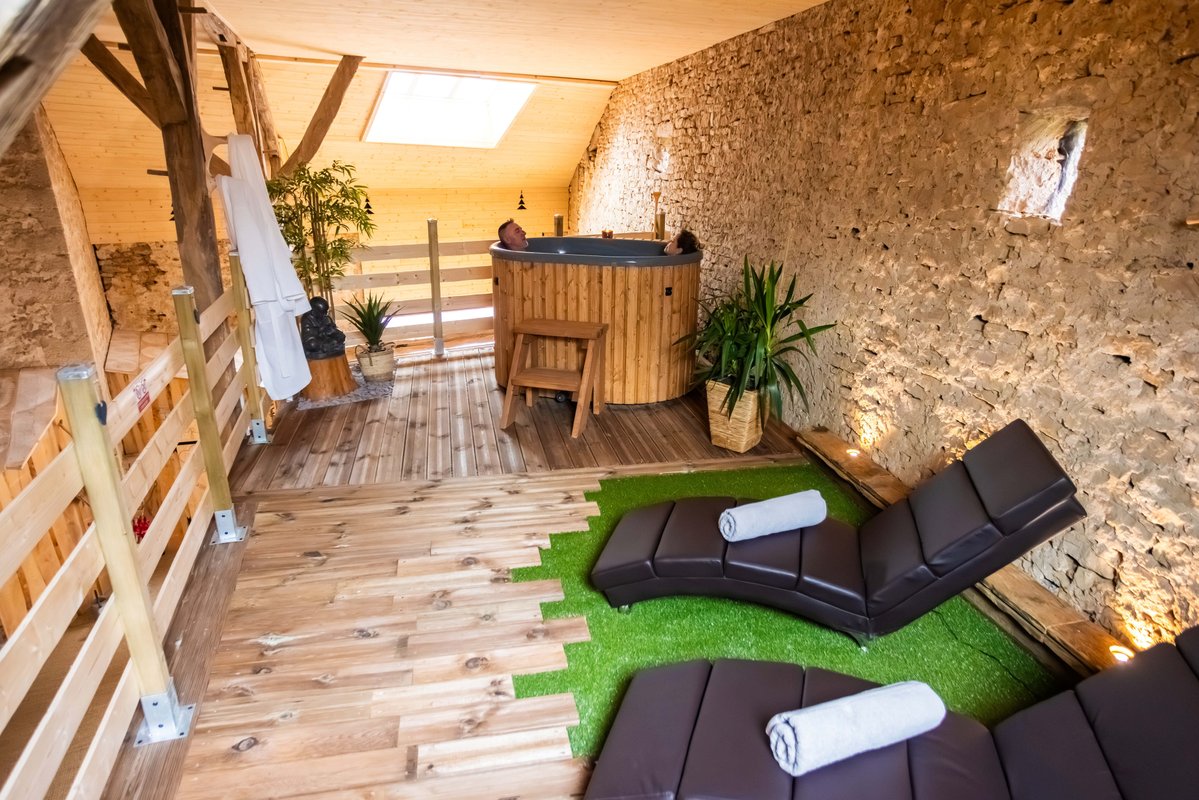 La Cabane et SPA Chez Jules à Vellerot-Lès-Vercel (1)