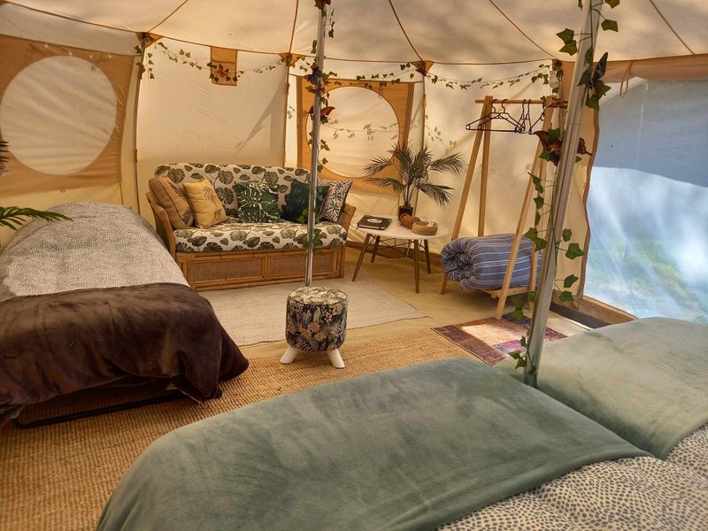 Hébergement AbracadaRoom : Jungle Tent with Vintage Military Ambulance - Image 2