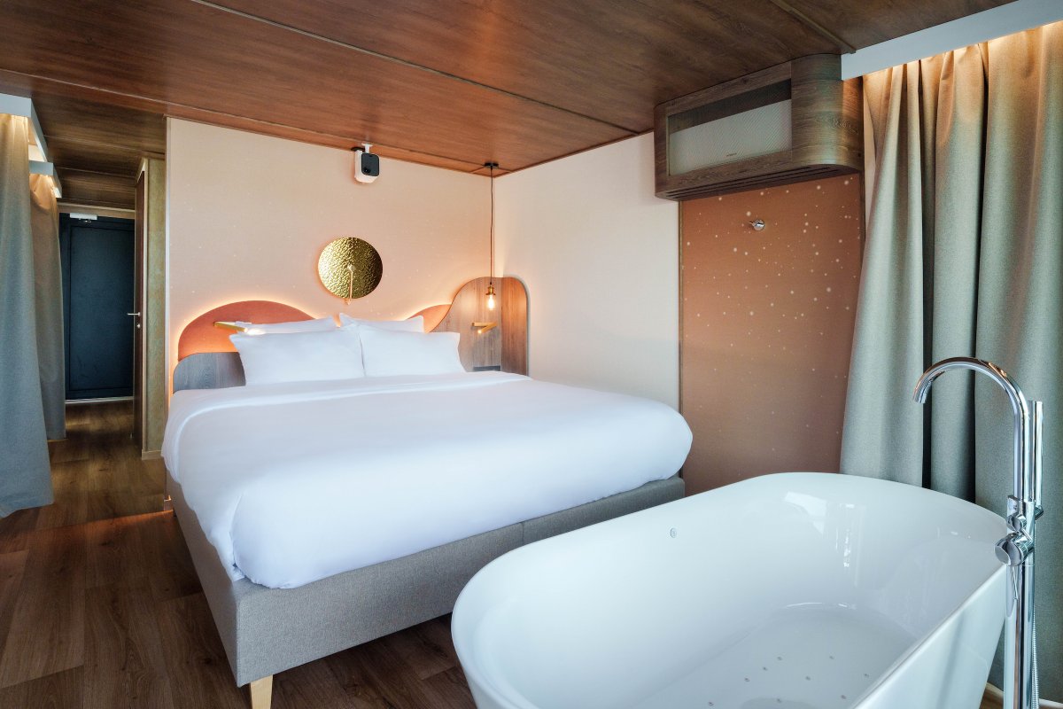 Suite flottante Supérieure Lit king-size Balnéo à Saint-Martin-La-Garenne (2)