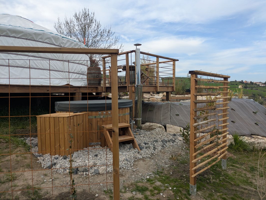 L'âne et sa yourte & Spa à St Martin La Plaine (4)