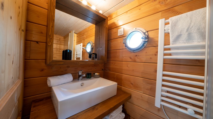 Hébergement AbracadaRoom : Toue cabanée accostée - Image 4