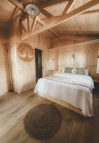 Hébergement AbracadaRoom : Cabane Auròra - Lodge sur pilotis au cœur de la nature, calme & bien-être, réservé aux adultes • linge & ménage inclus • climatisation réversible • kitchenette équipée - Image 1