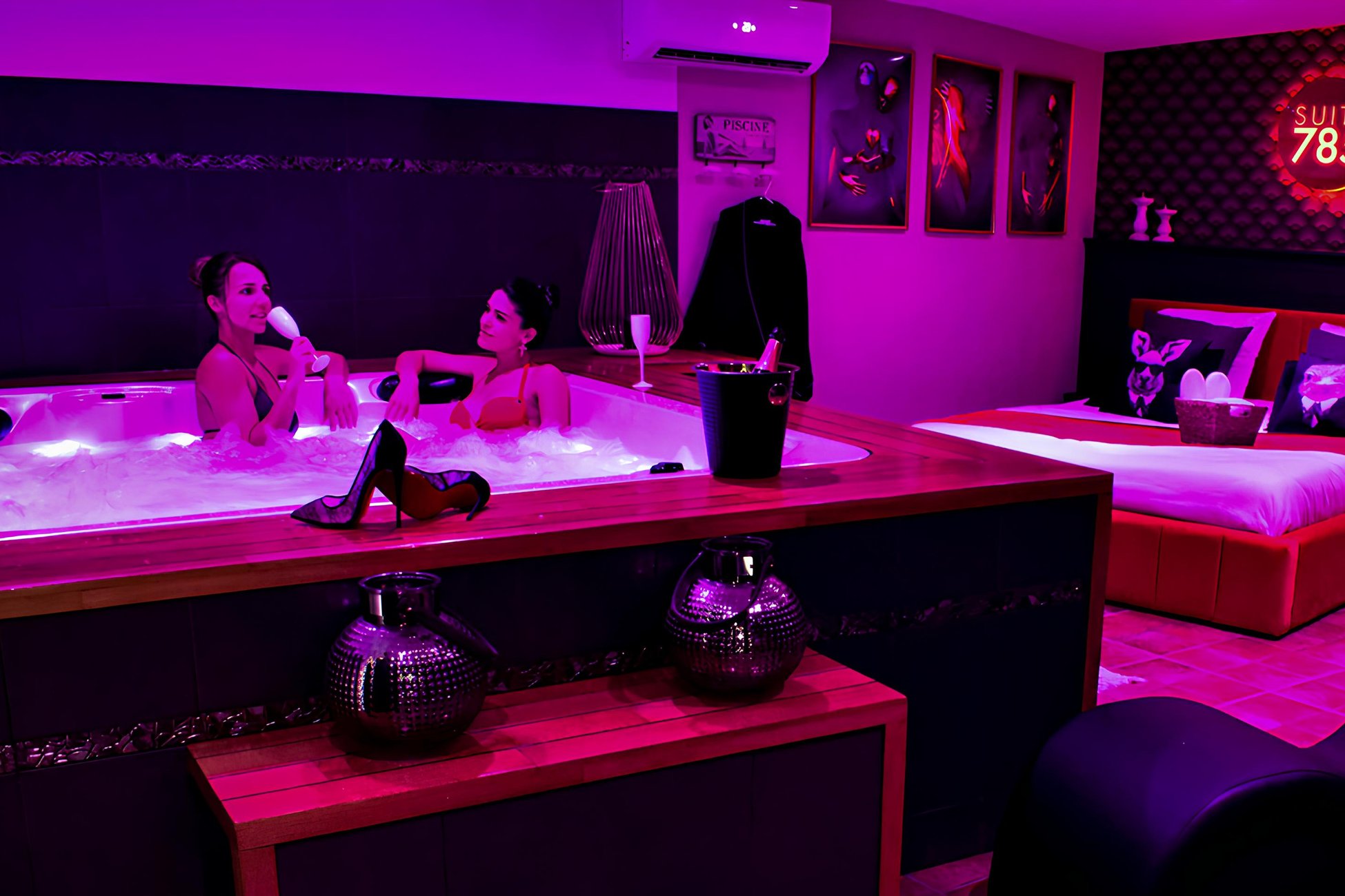 Hébergement UnicStay : SUITE 785 CHAMBRE  ROMANTIQUE  SPA JACUZZI SAUNA à Montauban