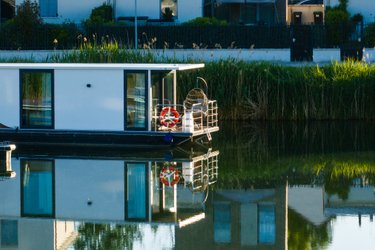 Suite flottante Supérieure Lit king-size Balnéo Sauna à L'isle Adam (1)
