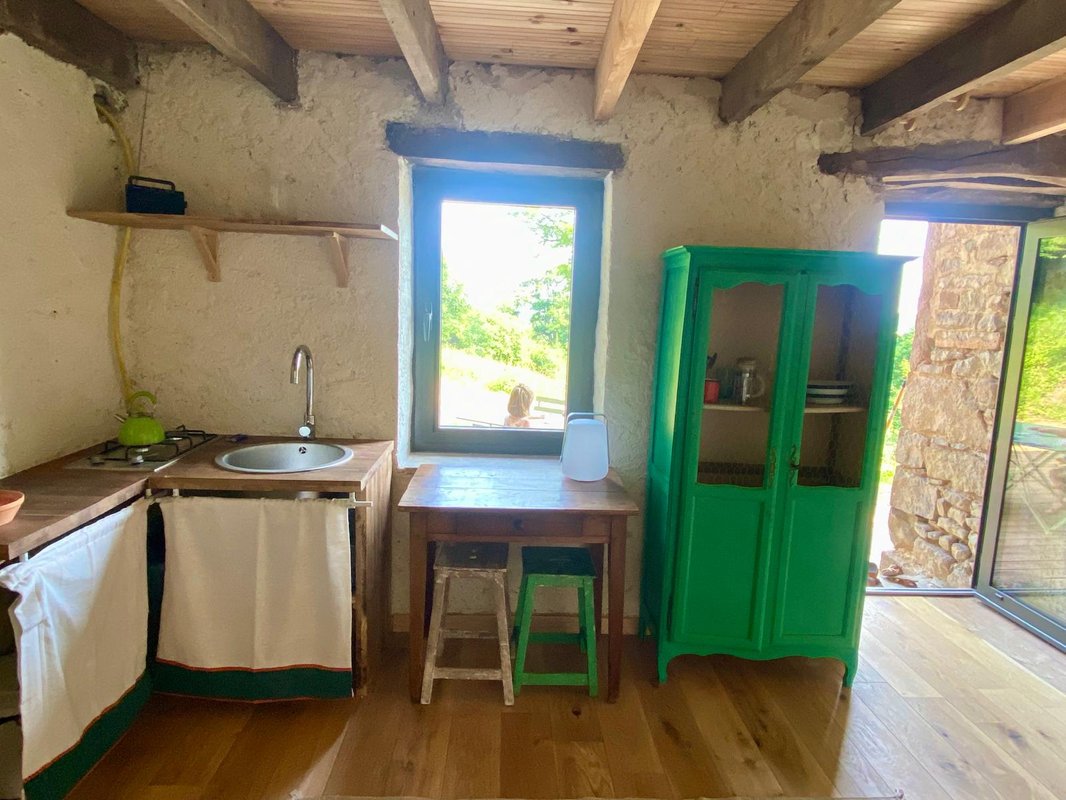 Cabane autonome dans les bois à Leynes (11)