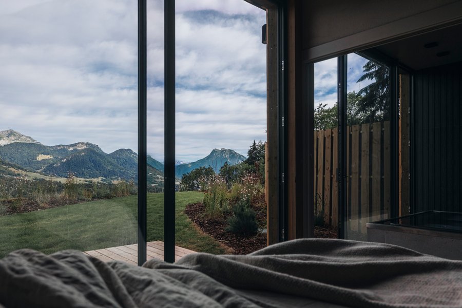 Hébergement AbracadaRoom : Unik Lodges Annecy - Aurore - Nuit insolite avec vue montagne et spa privé - Image 2
