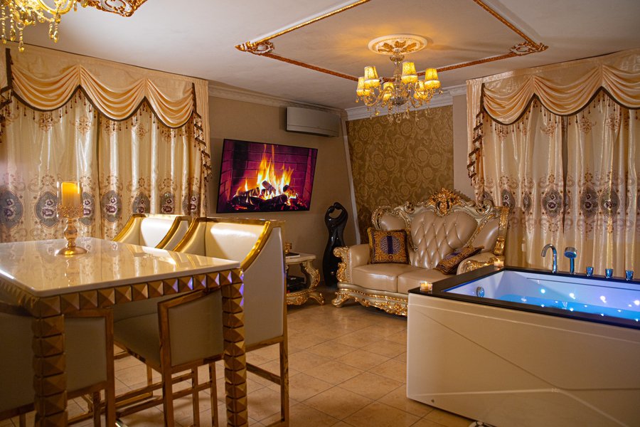 Hébergement AbracadaRoom : Love Room Spa - Le Petit Versailles - Image 1