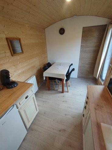 Hébergement AbracadaRoom : La roulotte de L'Orée des 4 chemins & Spa - Image 5