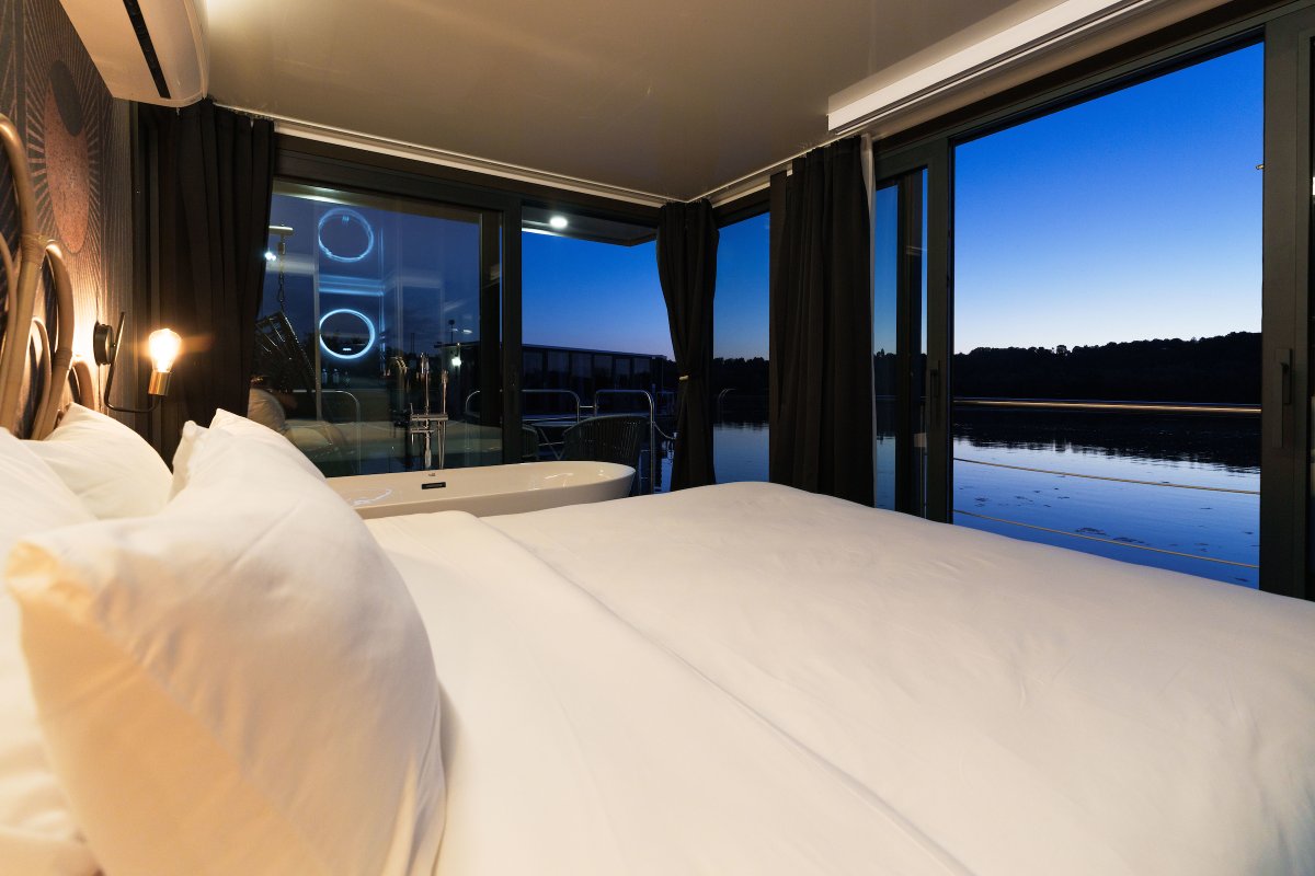 Suite flottante Panoramique Lit king-size Balnéo à Saint-Martin-La-Garenne (12)