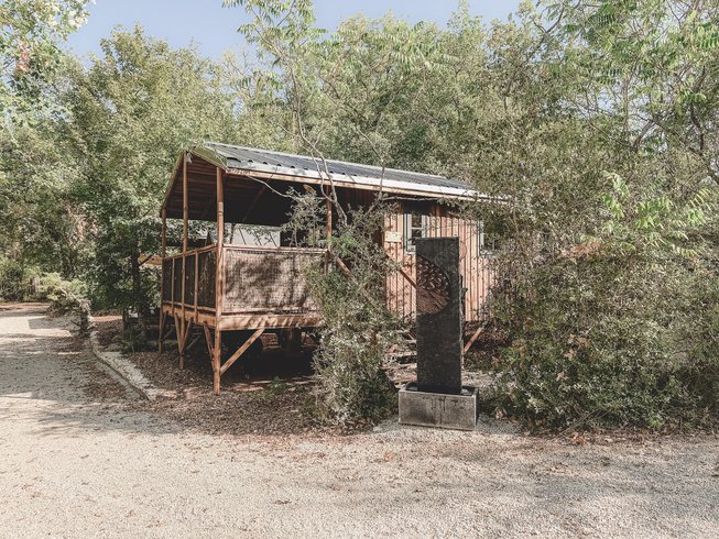 Hébergement AbracadaRoom : Cabane Ausèla - Lodge sur pilotis au cœur de la nature, calme & bien-être, réservé aux adultes • linge & ménage inclus • climatisation réversible • kitchenette équipée - Image 2