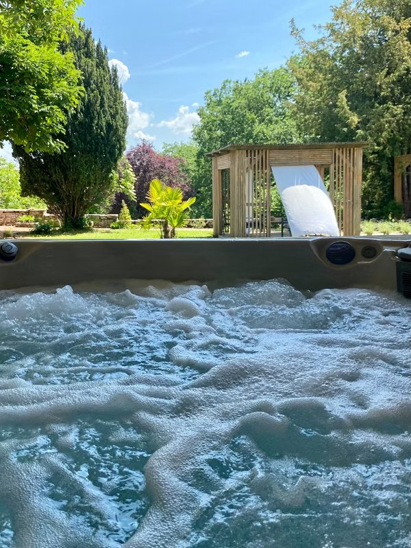 Suite Opale Rose – Chambre avec baignoire îlot & lumière naturelle – Maison Balmelle à Gramat (13)