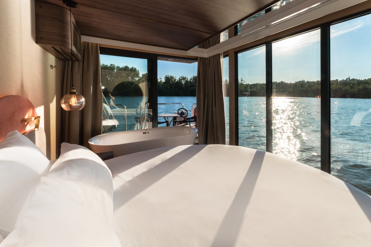 Suite flottante Panoramique Lit rond Balnéo Sauna à Saint-Martin-La-Garenne (2)