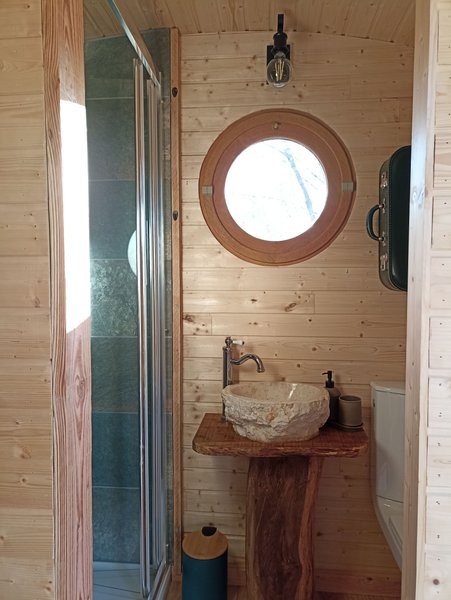 Hébergement AbracadaRoom : La Roulotte du Domaine de la Comté & Spa - Image 11