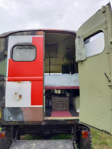 Hébergement AbracadaRoom : Jungle Tent with Vintage Military Ambulance - Image 14