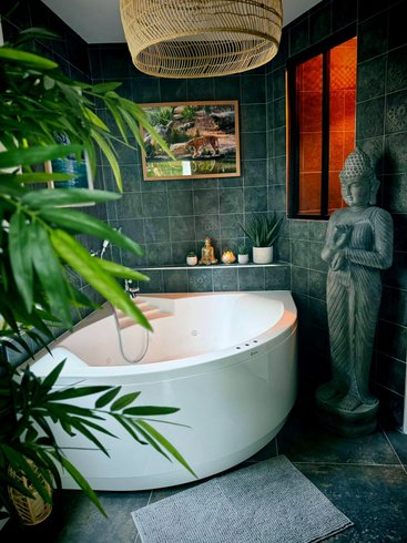 Hébergement AbracadaRoom : Jungle romantique Spa & Cinéma sous les arbres - Image 7