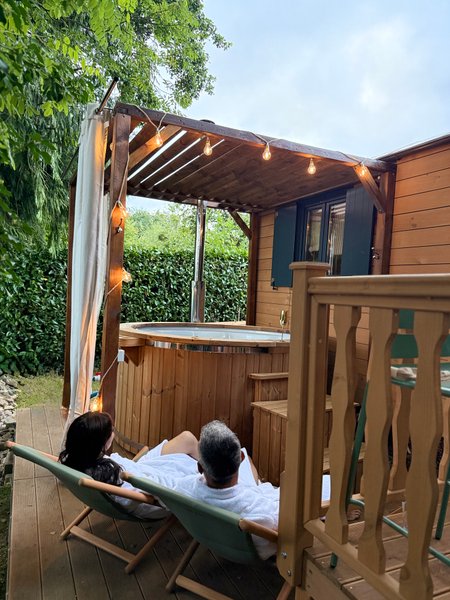 Hébergement AbracadaRoom : La roulotte dorée & bain nordique privatif - Image 3