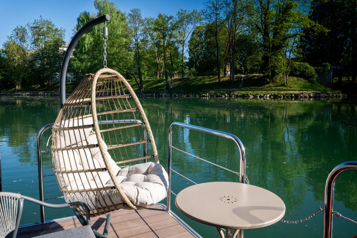 Suite flottante Supérieure Lit king-size Balnéo Sauna à La Ferté-Sous-Jouarre (3)