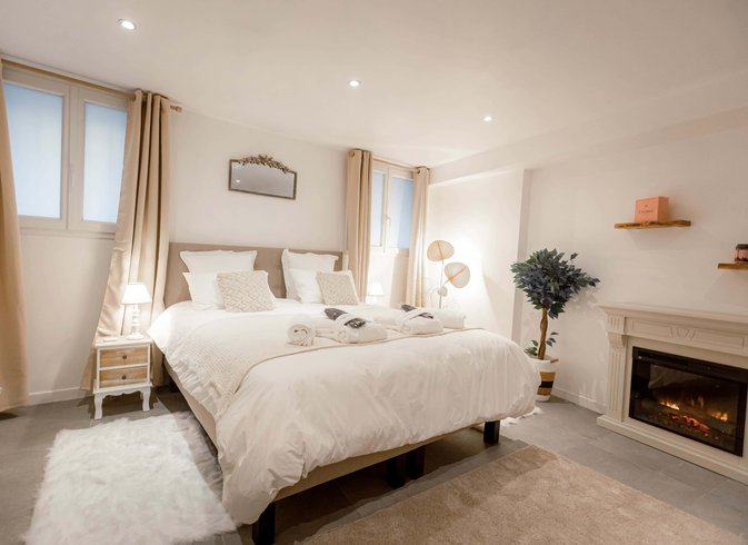 Hébergement AbracadaRoom : Suite Vénusa Romantique & SPA - Place de la Comédie - Image 3