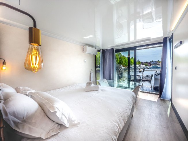 Hébergement AbracadaRoom : Suite flottante Supérieure Lit king-size Balnéo transparente Sauna et rooftop - Image 1