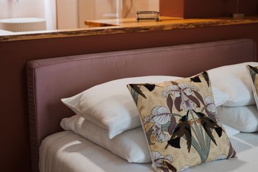 Suite Opale Rose – Chambre avec baignoire îlot & lumière naturelle – Maison Balmelle à Gramat (3)